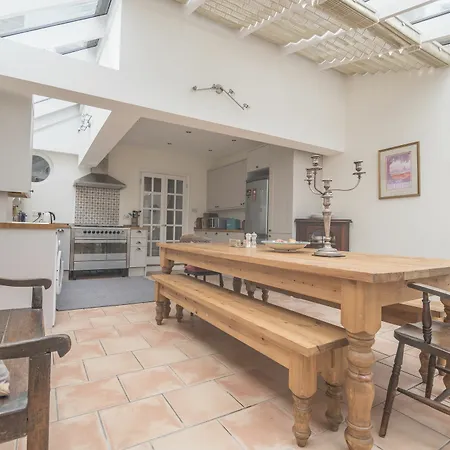 Traditional Home In Kew Gardens By Underthedoormat Holiday home Richmond (Greater London)