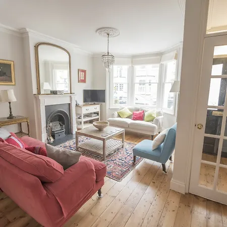 Traditional Home In Kew Gardens By Underthedoormat * Richmond (Greater London)