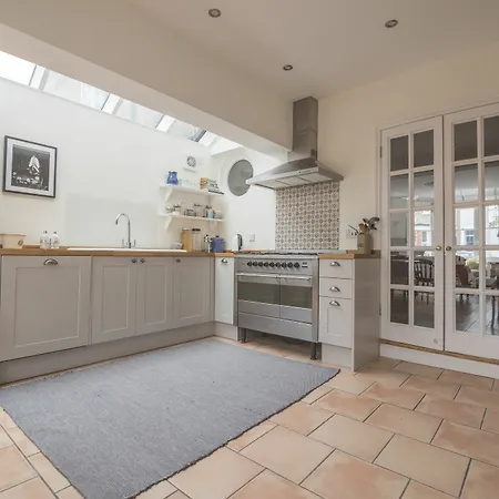 Traditional Home In Kew Gardens By Underthedoormat Holiday home