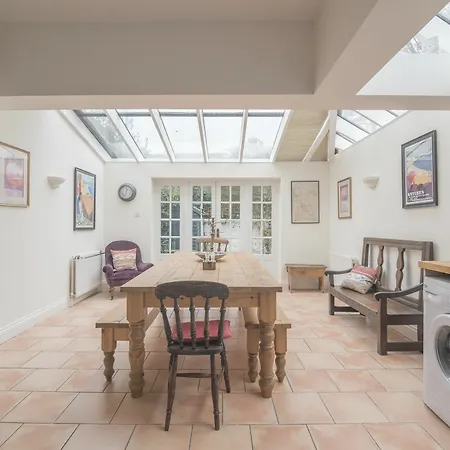 Traditional Home In Kew Gardens By Underthedoormat Holiday home Richmond (Greater London)