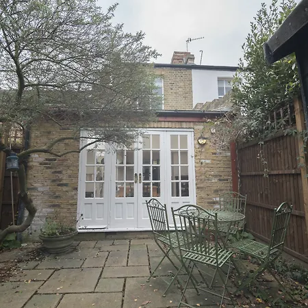 Traditional Home In Kew Gardens By Underthedoormat * Richmond (Greater London)