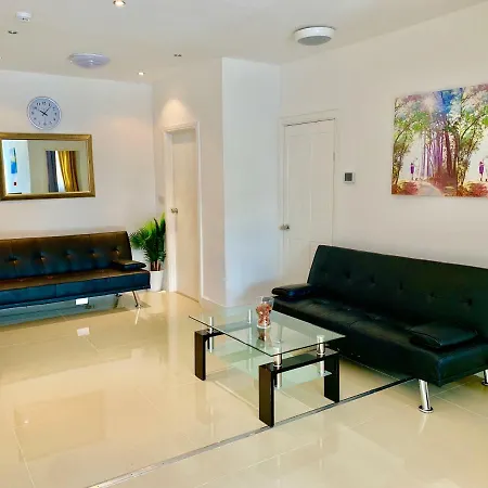 3 Bedrooms, 3 Baths, Spacious Lounge, Full Kitchen, Garden, Ground Floor, Free Parking Apartment