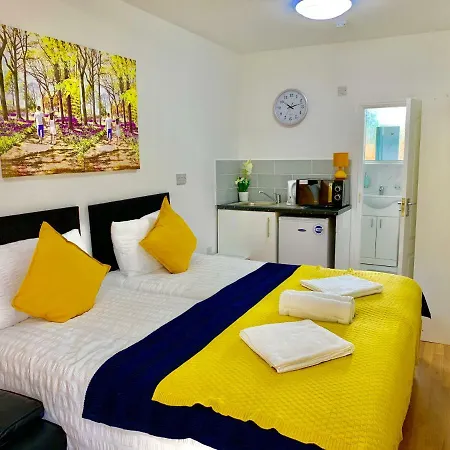 3 Bedrooms, 3 Baths, Spacious Lounge, Full Kitchen, Garden, Ground Floor, Free Parking Apartment