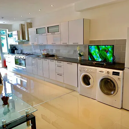 3 Bedrooms, 3 Baths, Spacious Lounge, Full Kitchen, Garden, Ground Floor, Free Parking London