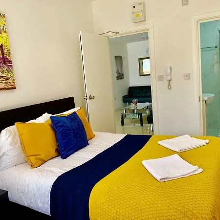 3 Bedrooms, 3 Baths, Spacious Lounge, Full Kitchen, Garden, Ground Floor, Free Parking Apartment *
