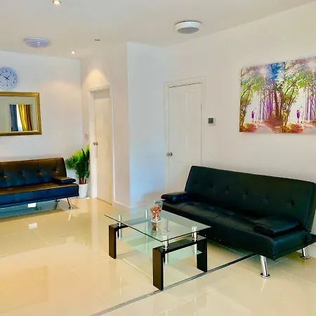 Apartment 3 Bedrooms, 3 Baths, Spacious Lounge, Full Kitchen, Garden, Ground Floor, Free Parking