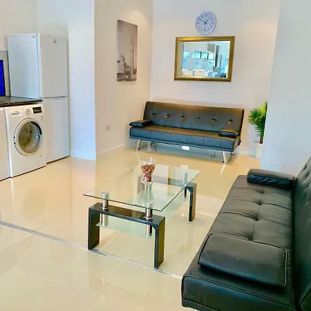 3 Bedrooms, 3 Baths, Spacious Lounge, Full Kitchen, Garden, Ground Floor, Free Parking London