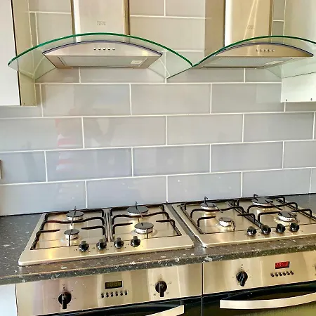 Apartment 3 Bedrooms, 3 Baths, Spacious Lounge, Full Kitchen, Garden, Ground Floor, Free Parking *