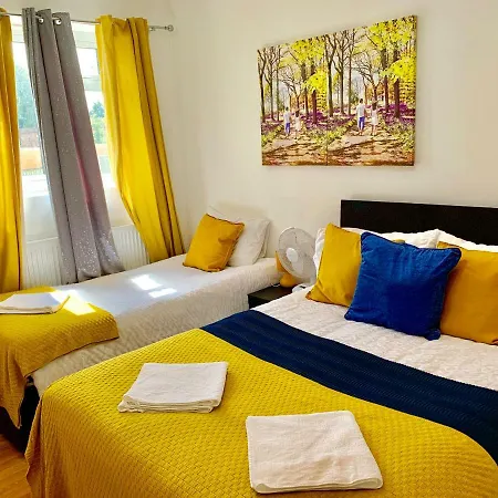 Apartment 3 Bedrooms, 3 Baths, Spacious Lounge, Full Kitchen, Garden, Ground Floor, Free Parking *
