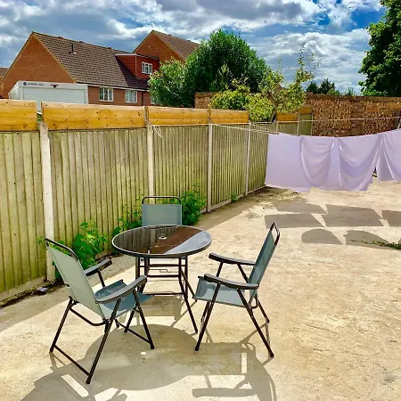 3 Bedrooms, 3 Baths, Spacious Lounge, Full Kitchen, Garden, Ground Floor, Free Parking Apartment