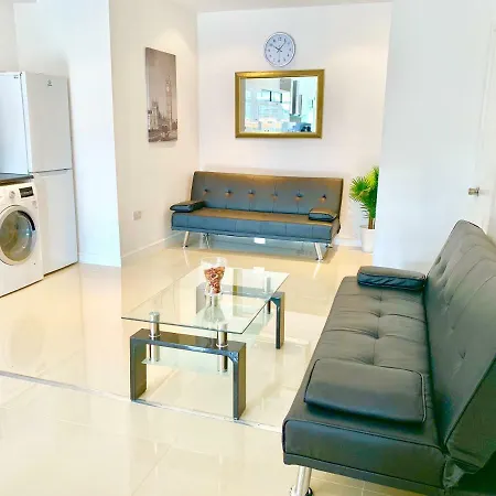 3 Bedrooms, 3 Baths, Spacious Lounge, Full Kitchen, Garden, Ground Floor, Free Parking * London