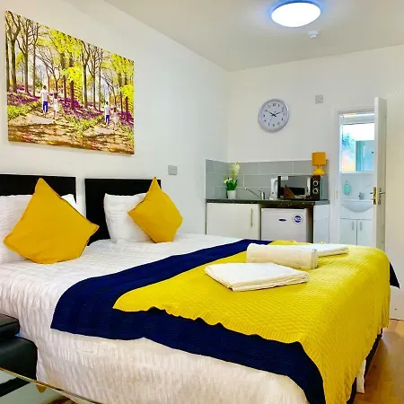 3 Bedrooms, 3 Baths, Spacious Lounge, Full Kitchen, Garden, Ground Floor, Free Parking Apartment