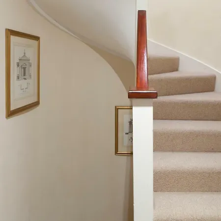 Victoria And Buckingham Palace Apartment