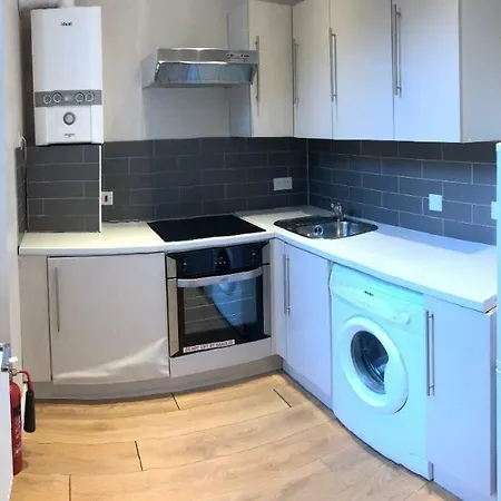 2a Charlwood Place Apartment *