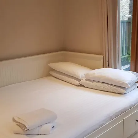 2a Charlwood Place *
