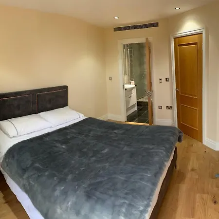 Thames View Apartment, Imperial Wharf * Londra