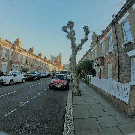 Max London