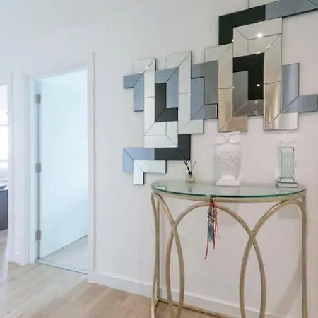 With Private Bathroom In A Modern Two Bedroom Two Bathroom Flat Londres