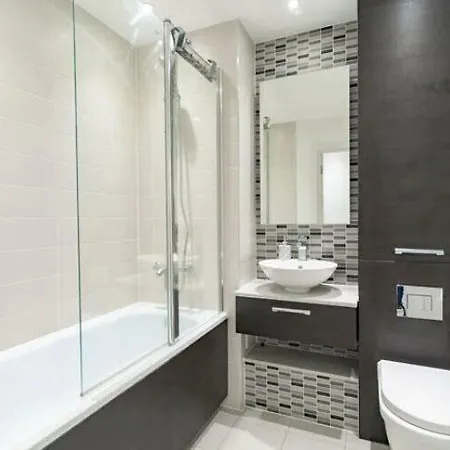 With Private Bathroom In A Modern Two Bedroom Two Bathroom Flat Quarto em Acomodações Particulares *