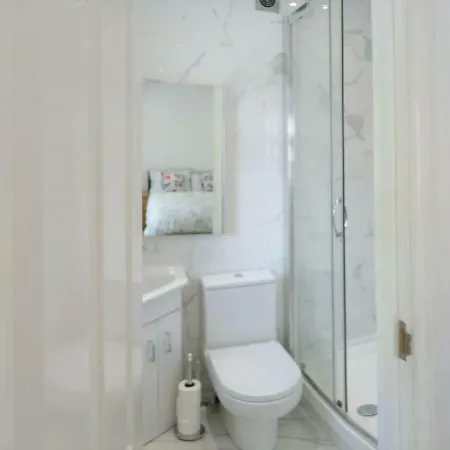 Spacious 2-bed In Kingston Near Richmond Park Kingston upon Thames (Greater London)