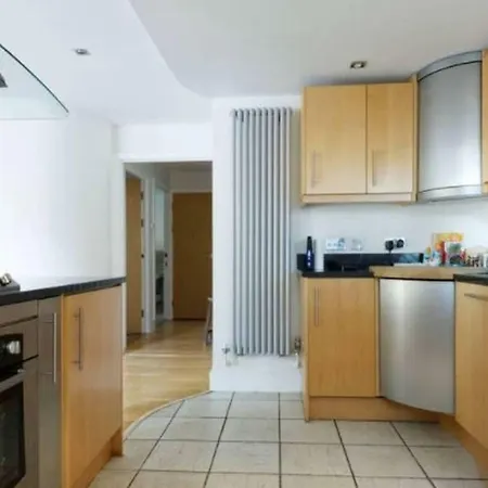 Peaceful Modern 2 Bedroom Flat With Water Views