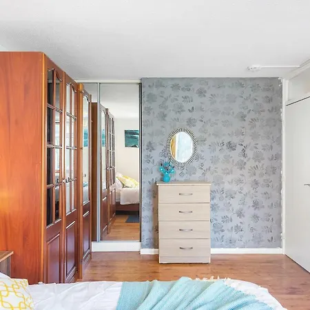 Homestay Canton Street London