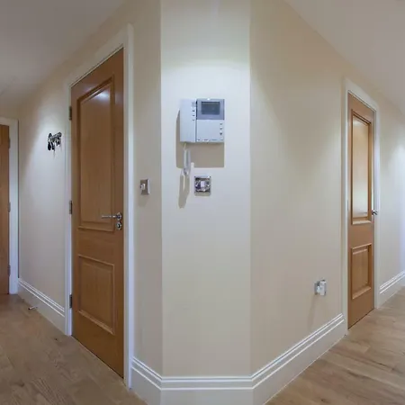 Thames View Apartment, Imperial Wharf *