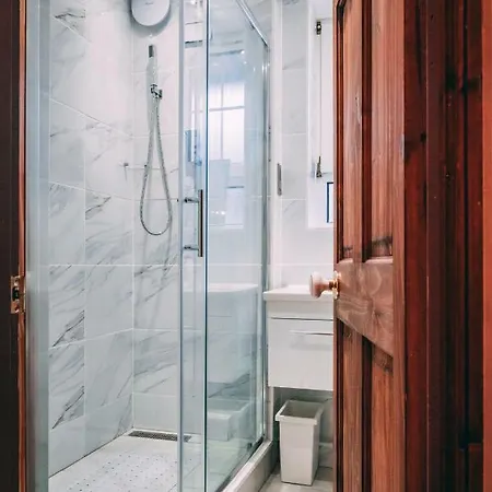 Appartement Quality Stay,2 Bed Near The Centre, 2min Walk From Metro Station Londen
