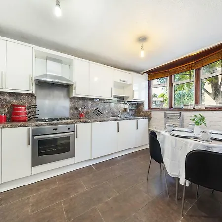 Homestay Canton Street London