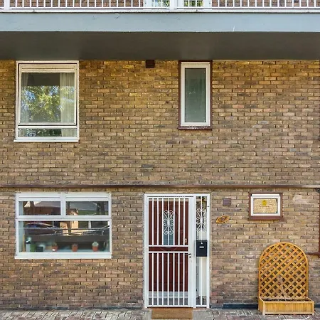 Homestay Canton Street London
