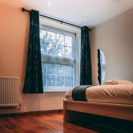 Quality Stay,2 Bed Near The Centre, 2min Walk From Metro Station Appartement Londen