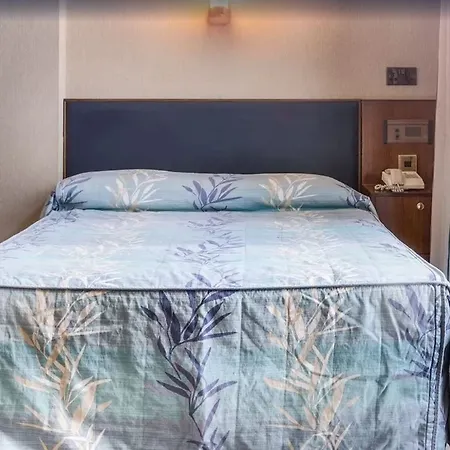 Mitre House 3*