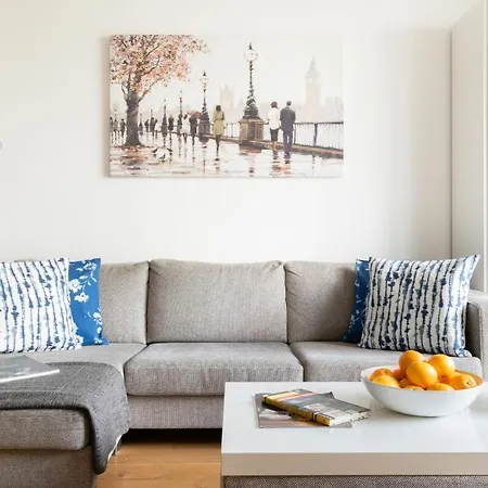 Fabulous 3 Bed 2 Bath Near Victoria Station * London