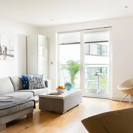 Fabulous 3 Bed 2 Bath Near Victoria Station Apartment London
