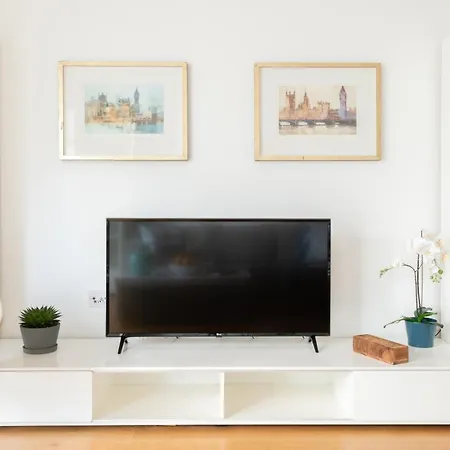 Fabulous 3 Bed 2 Bath Near Victoria Station Apartment *