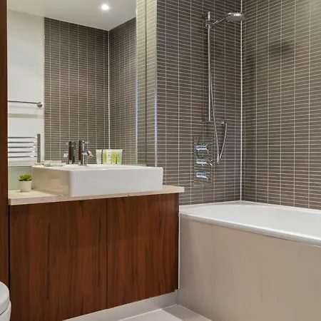 Fabulous 3 Bed 2 Bath Near Victoria Station Apartment *