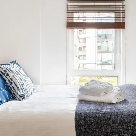 Fabulous 3 Bed 2 Bath Near Victoria Station Apartment *
