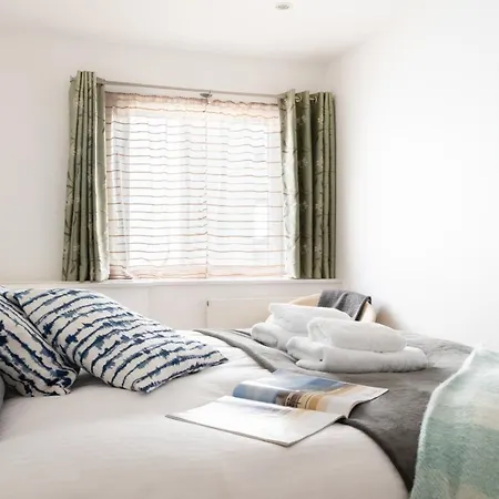 Fabulous 3 Bed 2 Bath Near Victoria Station London