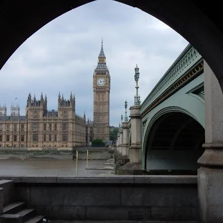 Fabulous 3 Bed 2 Bath Near Victoria Station