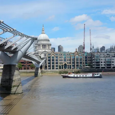 Fabulous 3 Bed 2 Bath Near Victoria Station Apartment