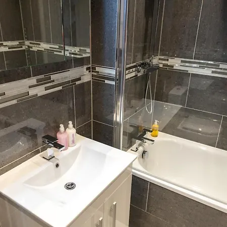 Cosy Flats Near Heathrow, Group Bookings Available With Parking Space * Hounslow