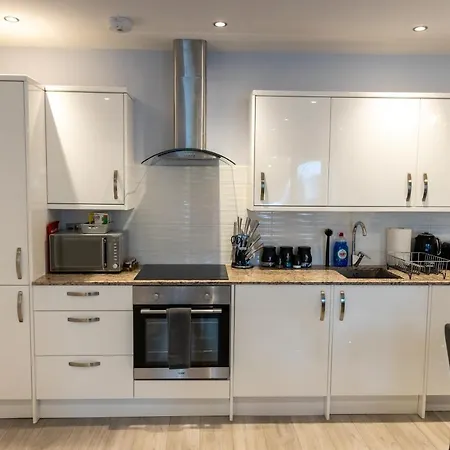 Cosy Flats Near Heathrow, Group Bookings Available With Parking Space * Hounslow