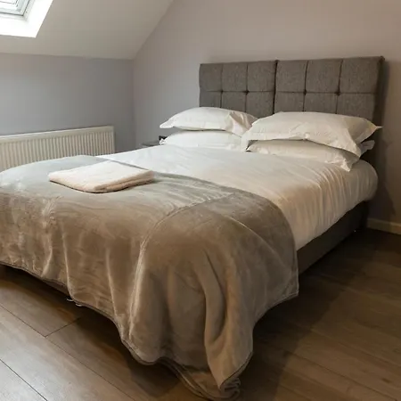Cosy Flats Near Heathrow, Group Bookings Available With Parking Space