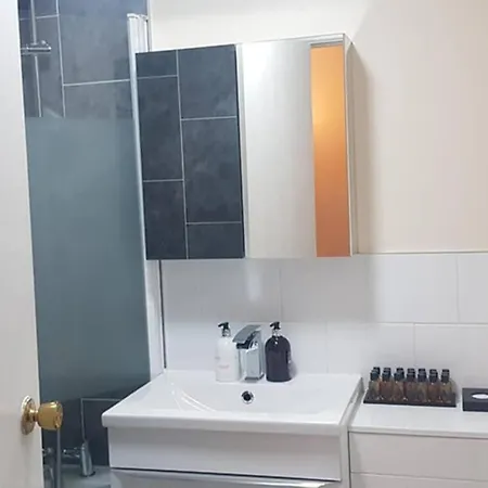 Holiday home Garland Modern House With Parking & Garden Croydon