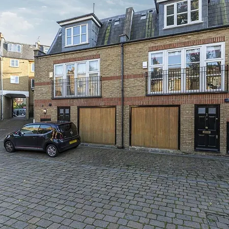 Stylish Mews House With Parking *