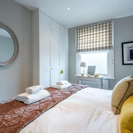 Bright Family Close To Wandsworth Common * London