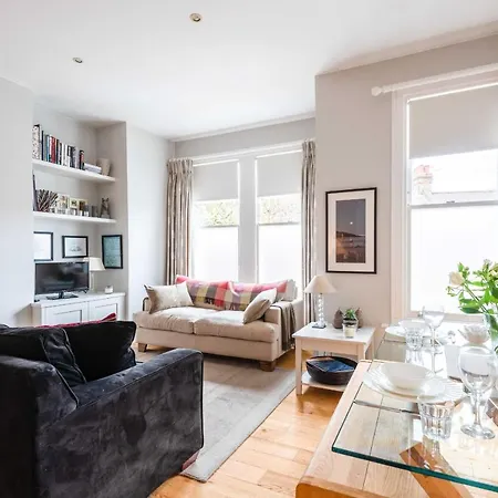 Bright Family Close To Wandsworth Common *
