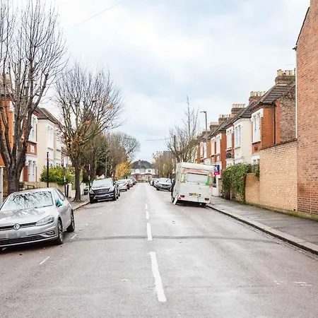 Bright Family Close To Wandsworth Common * London