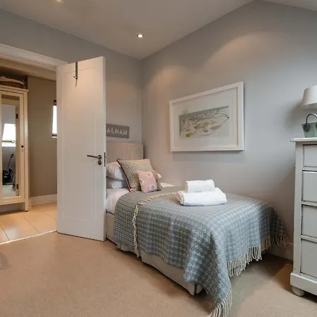 Bright Family Close To Wandsworth Common London