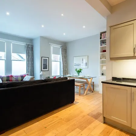 Bright Family Close To Wandsworth Common * London